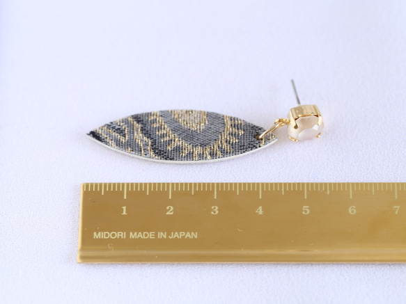 【イヤリング可】スワロフスキーとリーフのピアス　From Fabric Plate　＜ラメジャガード＞ 3枚目の画像