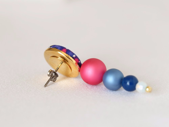 【接受耳環】色彩繽紛的穿孔耳環&lt;自由面料·Cosmos Paisley&gt; 第2張的照片