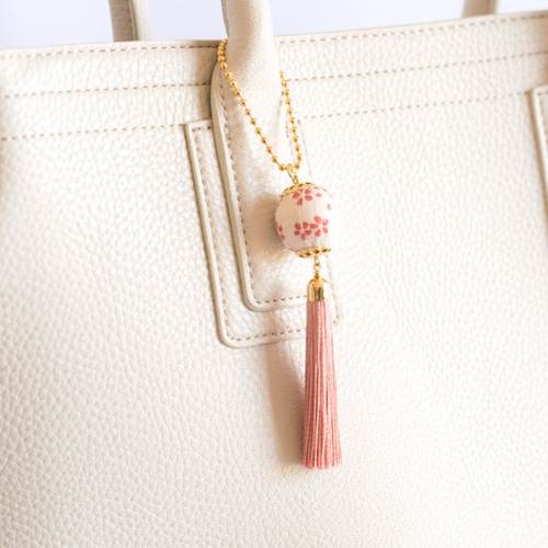 SOLD◇ ハンドメイド 糸 刺繍 タッセル バッグチャーム 苺 ケーキ