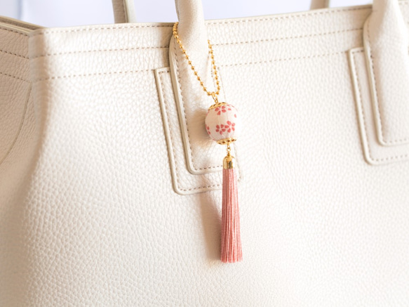SOLD◇ ハンドメイド 糸 刺繍 タッセル バッグチャーム 苺 ケーキ
