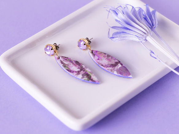 [允許佩戴耳環] 玻璃石和樹葉耳環&lt;Liberty Fabric/Alexandra Purple&gt; 第1張的照片