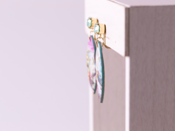 [允許佩戴耳環] 玻璃石和樹葉耳環 &lt;Liberty 織物/Alexandra 多色&gt; 第3張的照片