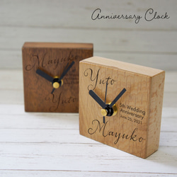 アニバーサリー置き時計 8センチ角の木製置き時計　名入れ 結婚記念日、誕生日 など文字を刻みます。 1枚目の画像
