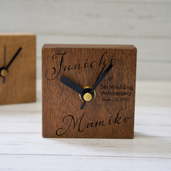 アニバーサリー置き時計 8センチ角の木製置き時計　名入れ 結婚記念日、誕生日 など文字を刻みます。 2枚目の画像
