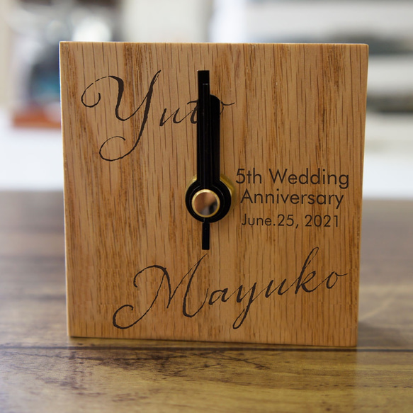 アニバーサリー置き時計 8センチ角の木製置き時計　名入れ 結婚記念日、誕生日 など文字を刻みます。 4枚目の画像