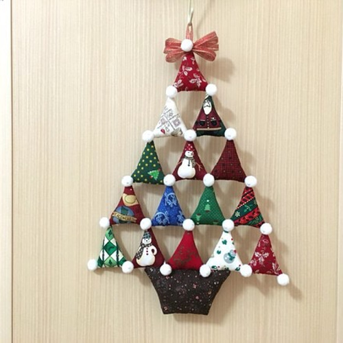 三角パフのクリスマスツリー☆（クラシカル） タペストリー・壁掛け