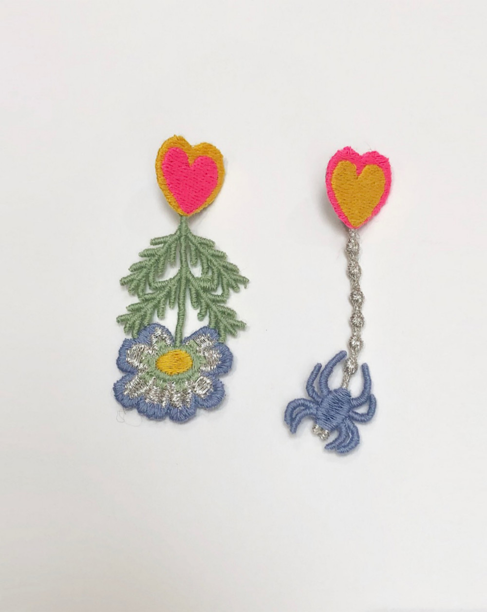 花とクモの刺繍ピアス/ イヤリング