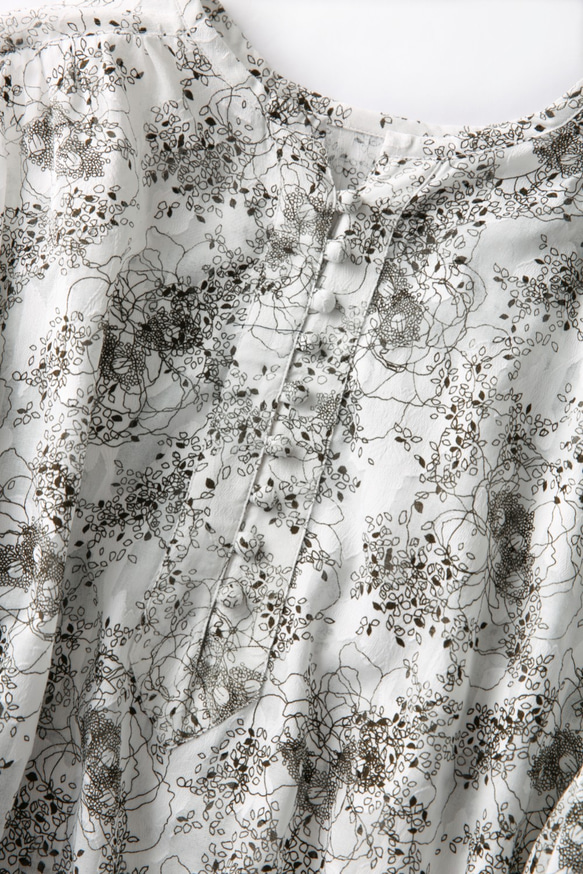 お洒落に着映える、ふんわりレトロな雰囲気の花柄ブラウス　長袖チュニック　コットン　200803-1 4枚目の画像