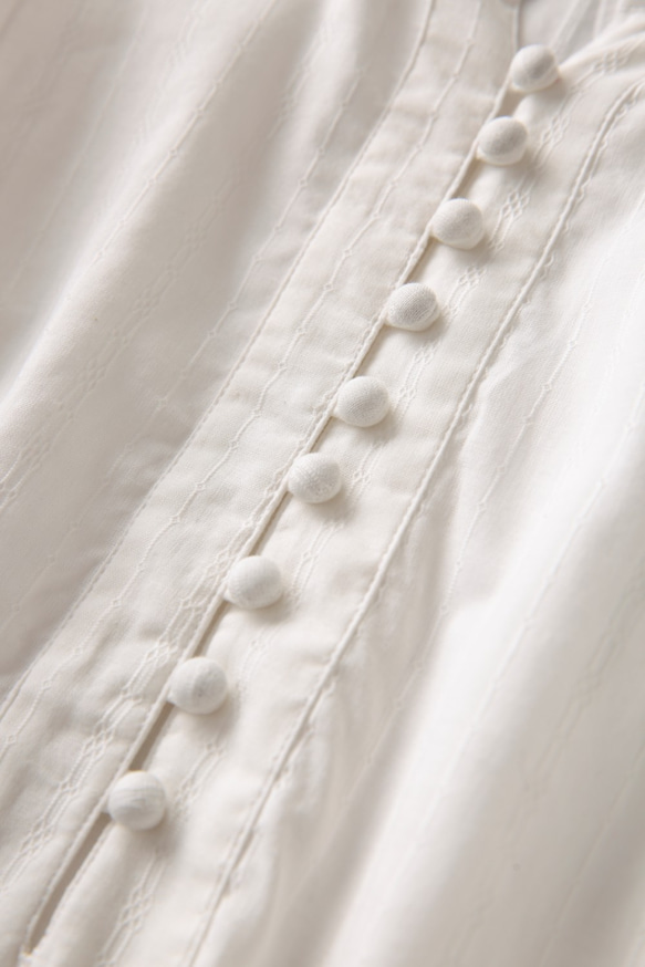 精緻刺繡純棉面料 微透 包扣 肩部抽褶上衣 做工複雜 高品質 200803-2 第4張的照片