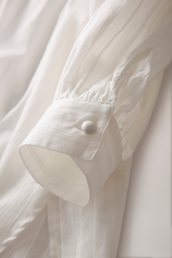 精緻刺繡純棉面料 微透 包扣 肩部抽褶上衣 做工複雜 高品質 200803-2 第5張的照片