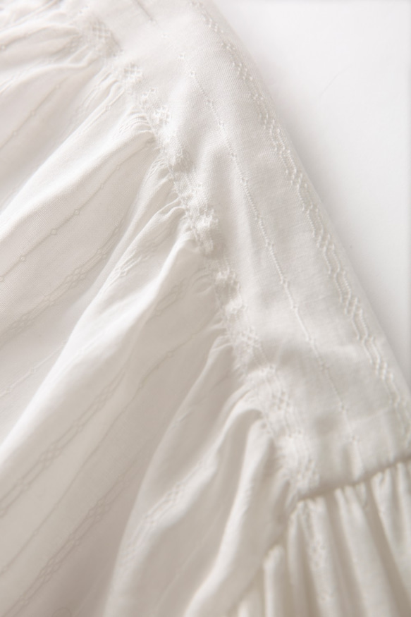 精緻刺繡純棉面料 微透 包扣 肩部抽褶上衣 做工複雜 高品質 200803-2 第6張的照片