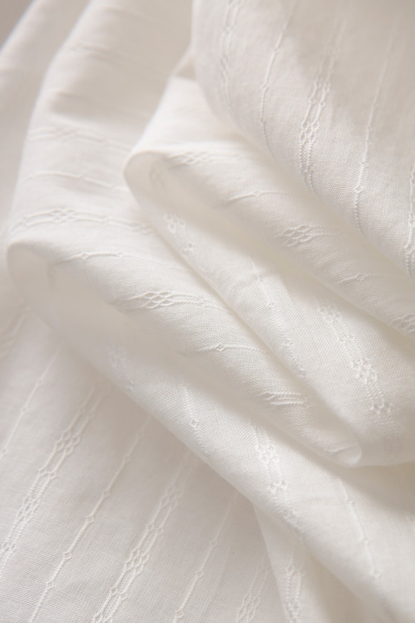 精緻刺繡純棉面料 微透 包扣 肩部抽褶上衣 做工複雜 高品質 200803-2 第9張的照片