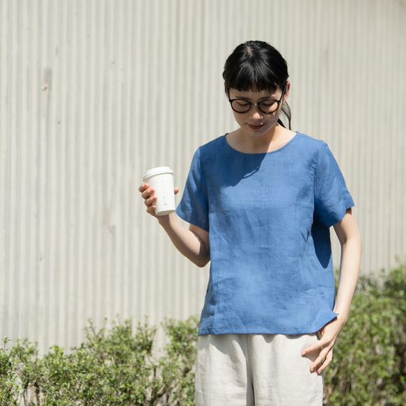 您絕對會想要多買幾件！精緻簡約的亞麻襯衫。短袖T卹。 13種顏色可選。產品代碼：210406 第2張的照片