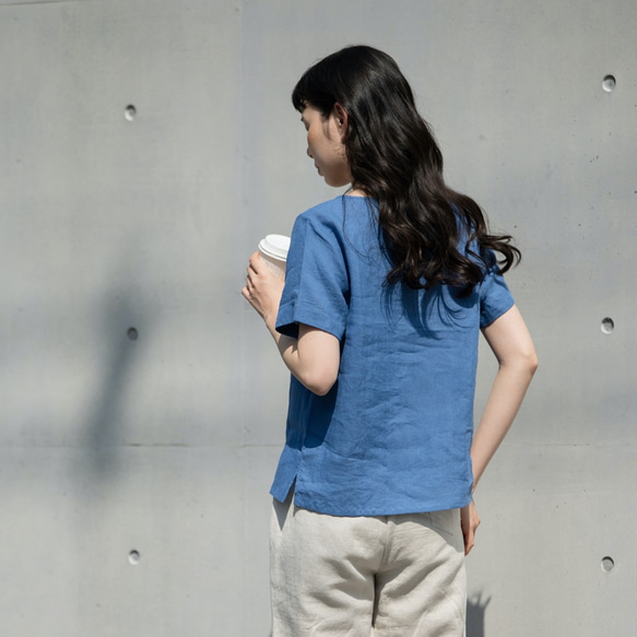 您絕對會想要多買幾件！精緻簡約的亞麻襯衫。短袖T卹。 13種顏色可選。產品代碼：210406 第3張的照片