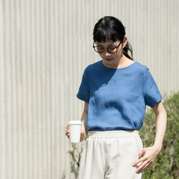 您絕對會想要多買幾件！精緻簡約的亞麻襯衫。短袖T卹。 13種顏色可選。產品代碼：210406 第4張的照片