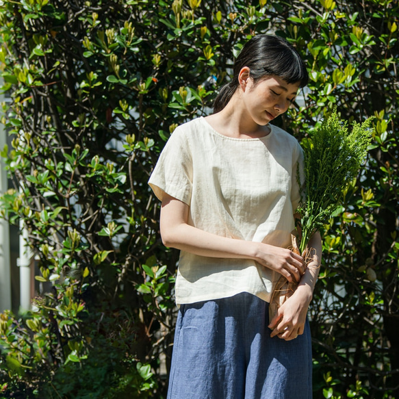 您絕對會想要多買幾件！精緻簡約的亞麻襯衫。短袖T卹。 13種顏色可選。產品代碼：210406 第7張的照片