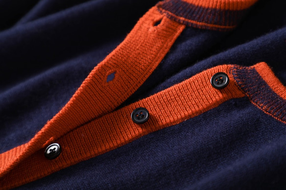 ★現貨★ 只需隨意披上，即可打造明亮歡快的造型。 100%羊毛開襟衫。同色系開襟衫 210901-1 第4張的照片