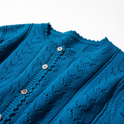 表情豊かなウールカーディガン手編みアラン模様と透かし模様のカーディガン　孔雀青　211201-1 4枚目の画像
