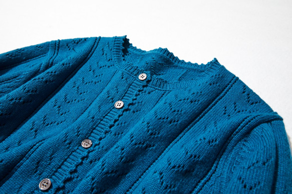 表情豊かなウールカーディガン手編みアラン模様と透かし模様のカーディガン　孔雀青　211201-1 4枚目の画像