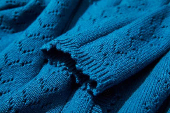 表情豊かなウールカーディガン手編みアラン模様と透かし模様のカーディガン　孔雀青　211201-1 6枚目の画像