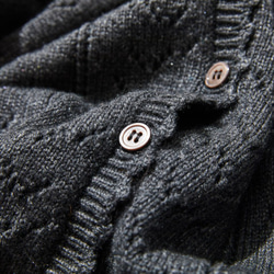 富有表現力的羊毛開襟衫 手工編織阿蘭圖案和鏤空開襟衫 炭灰色 211201-2 第4張的照片