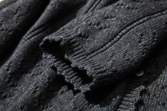 富有表現力的羊毛開襟衫 手工編織阿蘭圖案和鏤空開襟衫 炭灰色 211201-2 第5張的照片