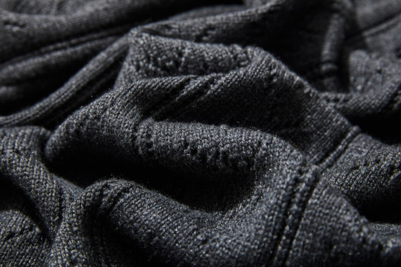 富有表現力的羊毛開襟衫 手工編織阿蘭圖案和鏤空開襟衫 炭灰色 211201-2 第8張的照片