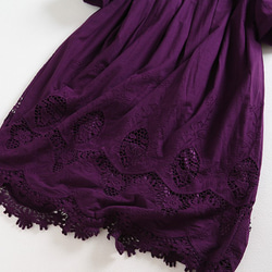 f70610（再販4）コットン生地　刺繍裾ワンピース　裏地付き　紫 3枚目の画像