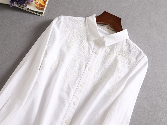 f010201 刺繍入り　シンプルで着回しやすい　長袖　シャツ　コットン　ホワイト 2枚目の画像
