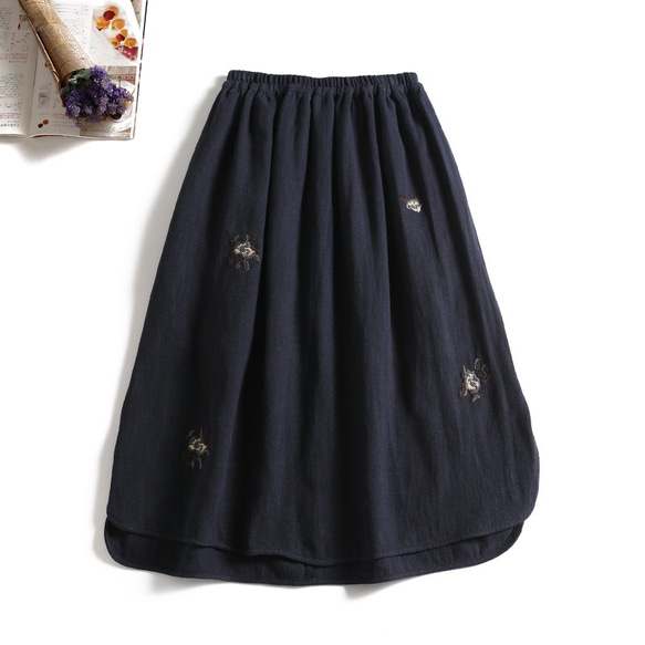 立体的な花柄刺繍　秋冬の定番スカート　麻100％　ロングスカート　紺色 1枚目の画像