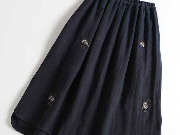 立体的な花柄刺繍　秋冬の定番スカート　麻100％　ロングスカート　紺色 3枚目の画像