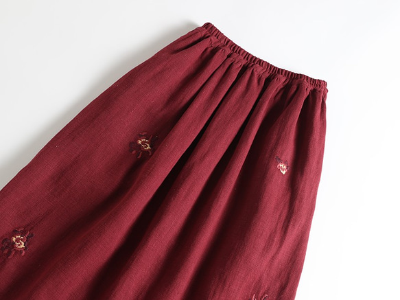 立体的な花柄刺繍　秋冬の定番スカート　麻100％　ロングスカート　紺色 2枚目の画像