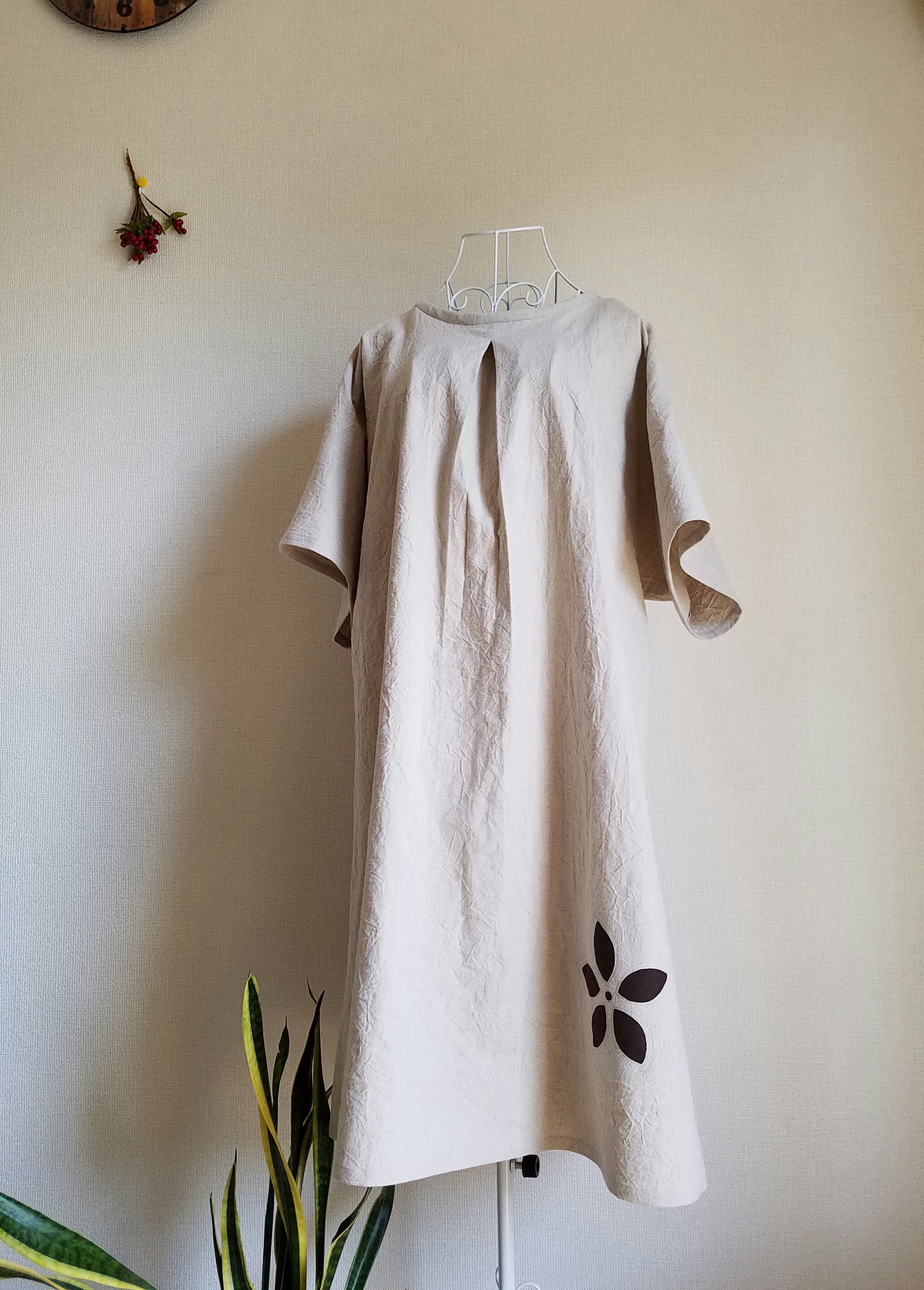 ワッシャーハーフリネンの花型くり抜きワンピース　受注制作