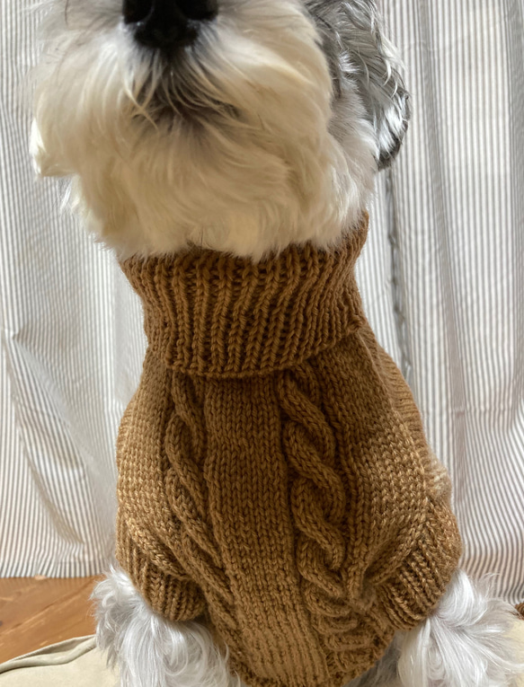 在庫品限りです。値下げしました。しっかりと編み込んだ優しい色合いのセーターです。 2枚目の画像