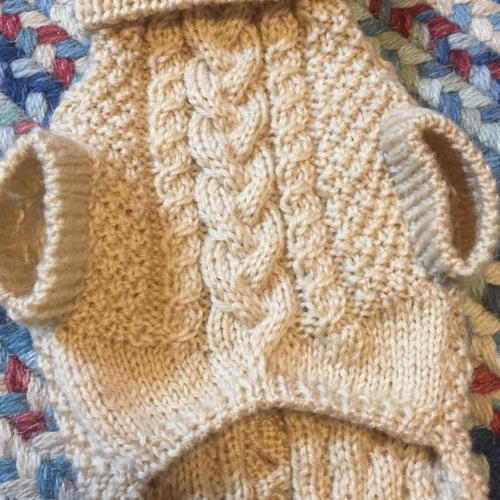 幸福と安全のアラン模様 ダブルケーブルで編み込んでいます。アラン