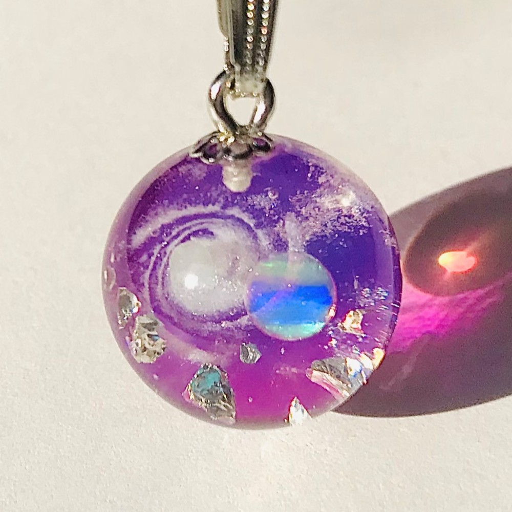 月の涙を集めて。宇宙レジン　蓄光ネックレス★ 月の涙を集めて。宇宙レジン 蓄光ネックレス - メルカリ