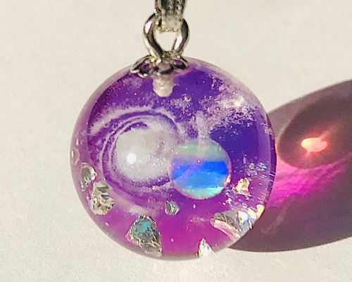 小さな宇宙レジン 銀河とオパールのネックレス（パープル） 蓄光
