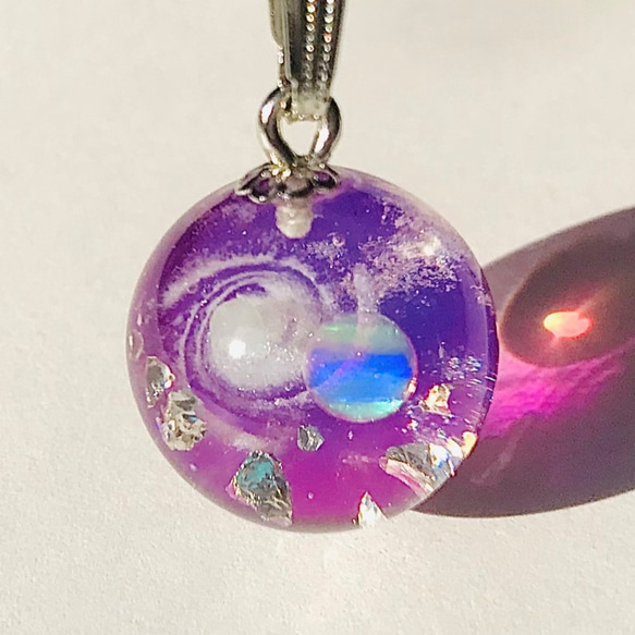 小さな宇宙レジン 銀河とオパールのネックレス（パープル） 蓄光