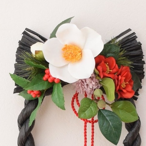 はんなり紅白椿with黒しめ縄＜しめ縄飾り1827＞ しめ縄・しめ飾り