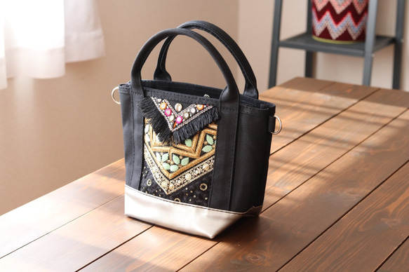 Embroidery decoration totebag ×フェイクレザー　Ssize （ブラック×ガンメタ） 1枚目の画像