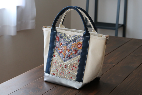 Embroidery decoration トートバッグ Msize キナリ×ネイビー×フェイクレザー（ショルダー付） 2枚目の画像