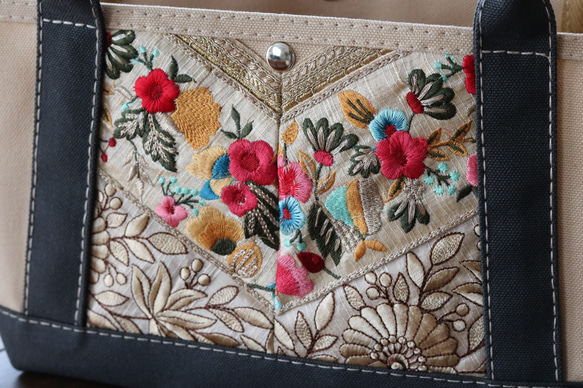 Embroidery decoration トートバッグ　横長 ベージュ×チャコール 5枚目の画像