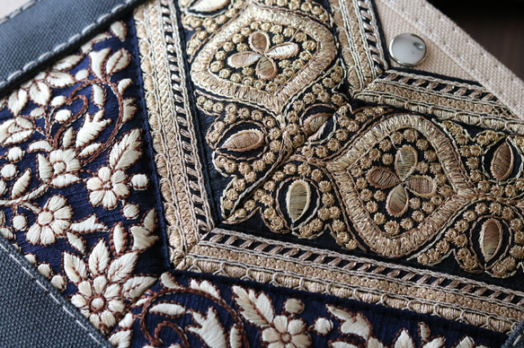 Embroidery decoration トートバッグ　横長 ベージュ×チャコール 3枚目の画像