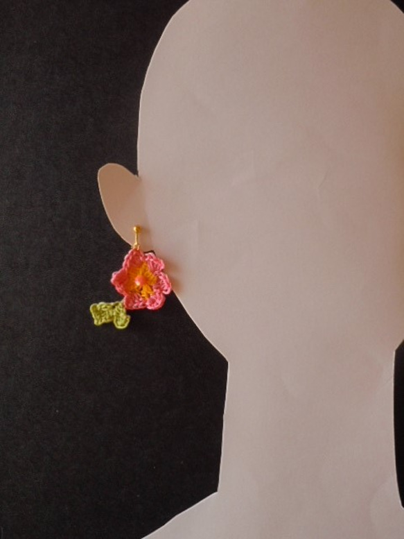 ピンクのお花のイヤリング（ピアス可） 3枚目の画像