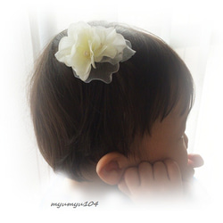 お花のプリンセス♡ホワイトの紫陽花とオーガンジーのヘアクリップ☆ベビーヘアクリップ 1枚目の画像