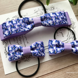 青×紫の花柄リボンの親子お揃いヘアアクセサリーセット　ツインヘアゴム 1枚目の画像