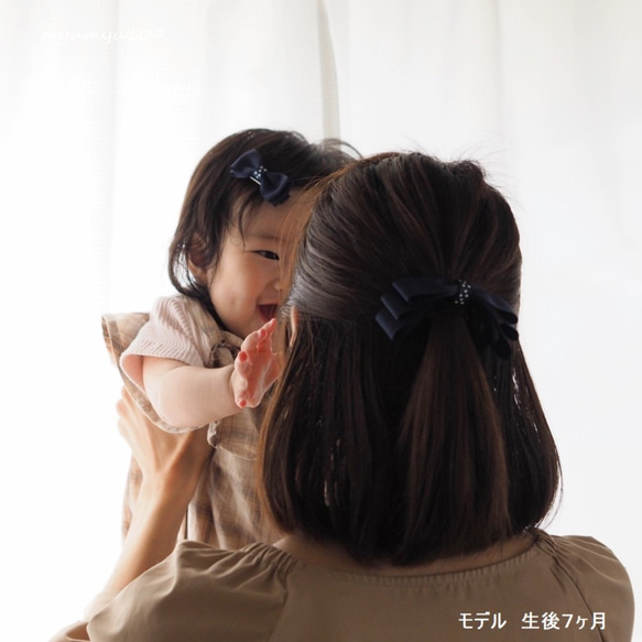 ネイビー×ドットリボンの親子お揃いヘアゴム&ヘアクリップセット 1枚目の画像