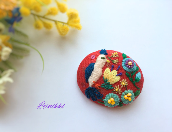 童話の中の小鳥〜紅〜 ＊ 刺繍ブローチ 1枚目の画像