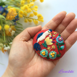 童話の中の小鳥〜紅〜 ＊ 刺繍ブローチ 2枚目の画像