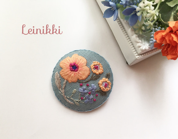 青空に曙色のお花＊刺繍ブローチ 1枚目の画像